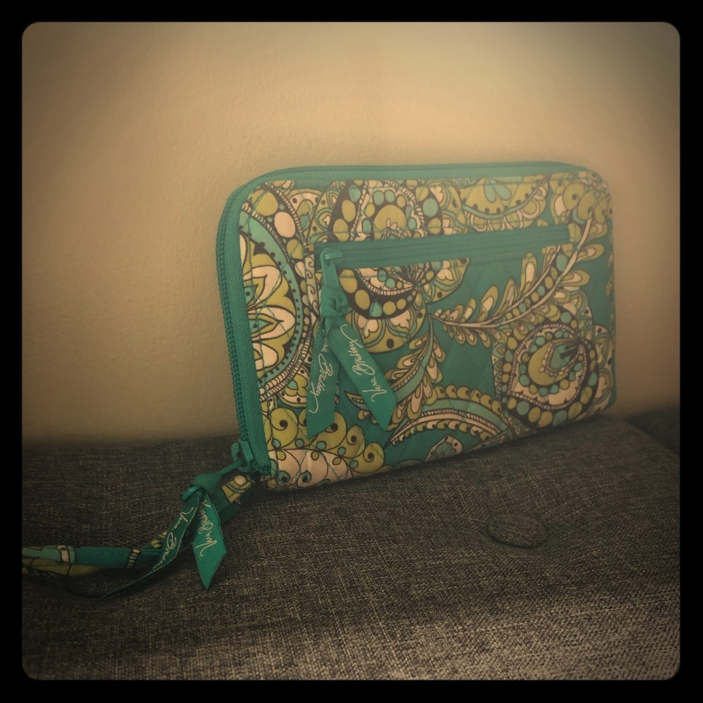 ✨Vera Bradley Wallet with strap✨